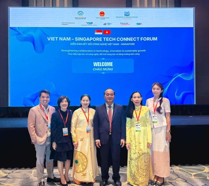Ông Nguyễn Việt Cường, Chủ tịch Tập đoàn Phú Cường (đứng giữa) cùng Ban lãnh đạo VLU và các đại biểu chụp ảnh lưu niệm tại Diễn đàn TechConnect 2026.