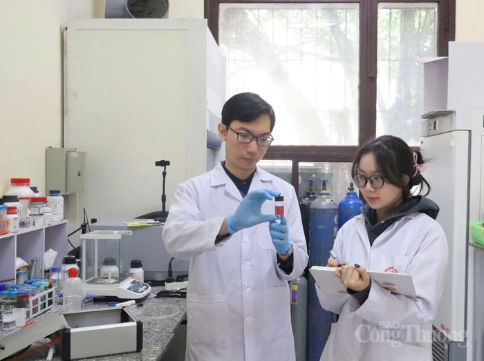 Các nhà khoa học của Viện Khoa học Vật liệu đang phân tích mẫu tại Phòng Công nghệ Plasma