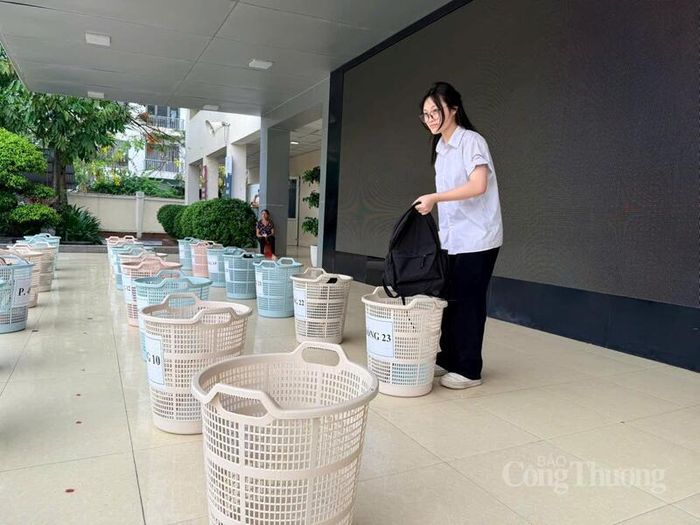 Thí sinh có ba lô, điện thoại, vật dụng không được mang vào phòng thi sẽ để tại khu vực để đồ.