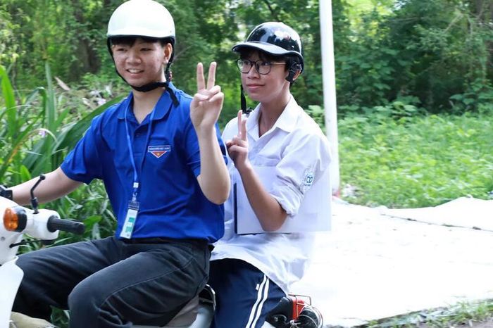 Đội sinh viên tình nguyện hỗ trợ chở thí sinh vào trường thi.