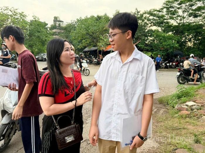 Thí sinh Nguyễn Tuấn Hưng, học sinh Trường THCS Mỹ Đình 2 được mẹ động viên trước giờ thi.