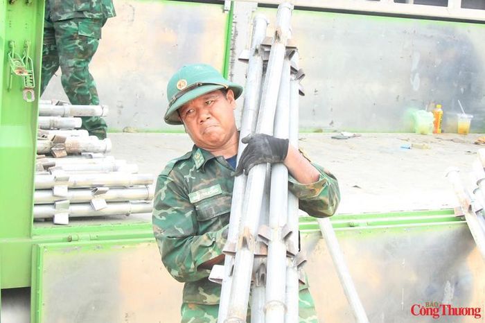 Giữa cái nắng gắt nơi biên giới, hình ảnh những người lính quân hàm xanh lấm lem hồ vữa, miệt mài cùng công nhân trên công trường không chỉ góp phần đẩy nhanh tiến độ xây dựng trường học mà còn lan tỏa tinh thần trách nhiệm, nghĩa tình quân dân nơi vùng biên Tổ quốc.