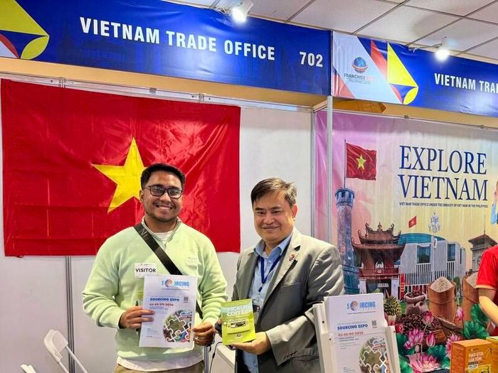Ông Lê Phú Cường, Tham tán thương mại Việt Nam tại Philippines (bên phải).