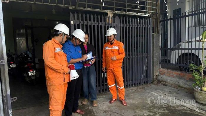 Cán bộ Công ty Điện lực Đắk Lắk tuyên truyền người dân sử dụng điện an toàn, tiết kiệm trong cao điểm nắng nóng năm 2026. Ảnh: Nguyễn Hoàng