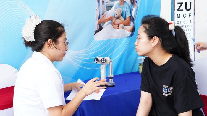 Các y, bác sĩ thực hiện khám sức khỏe cho trẻ em tại sự kiện. Ảnh: Thái Mạnh.