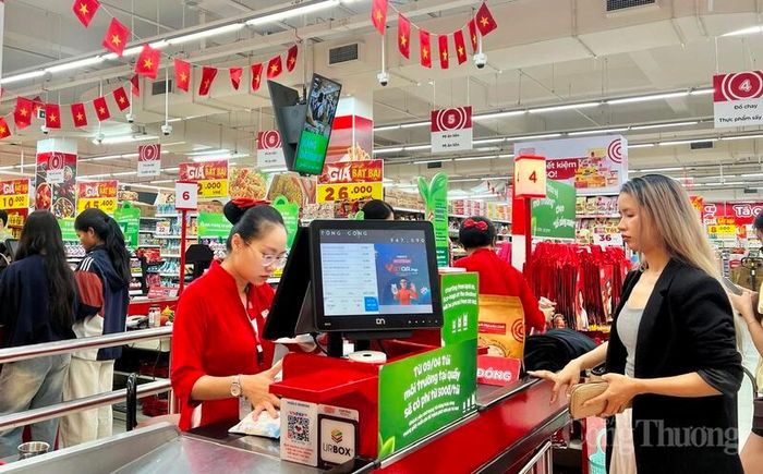 Các siêu thị, cửa hàng trên địa bàn Gia Lai thực hiện các khuyến cáo về sử dụng điện tiết kiệm đang được triển khai khá nghiêm túc. Ảnh: Hiền Mai