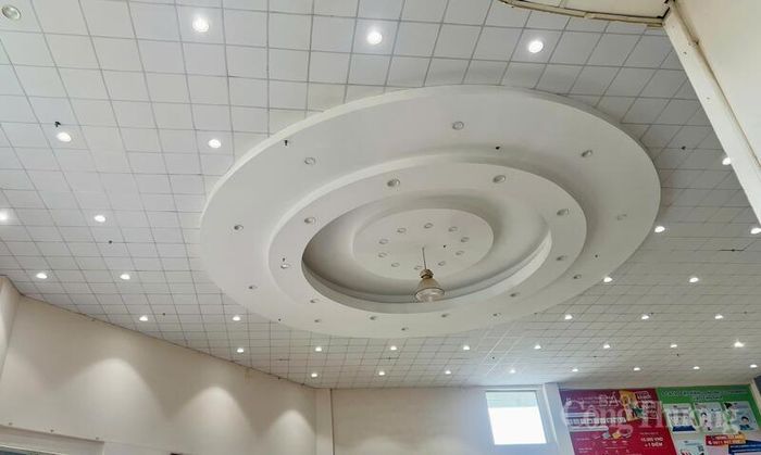 Các siêu thị tận dụng tối đa ánh sáng tự nhiên tại một số khu vực, tắt bớt thiết bị điện không cần thiết. Ảnh: Hiền Mai