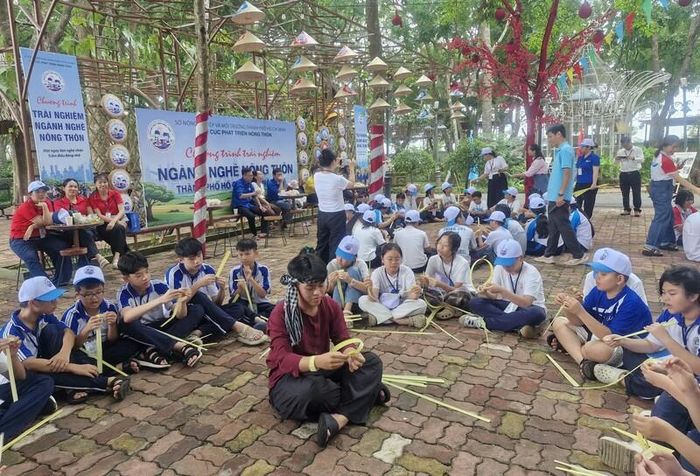  Học sinh trải nghiệm làm đồ chơi dân gian. Ảnh: Sao Mai