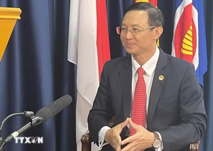Đại sứ Việt Nam tại Singapore Trần Phước Anh trả lời phỏng vấn của phóng viên. Ảnh: TTXVN