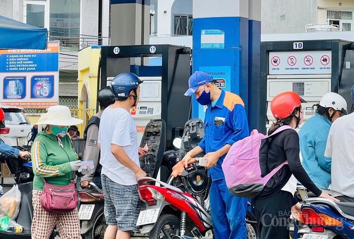 Người dân Gia Lai bày tỏ sự quan tâm và kỳ vọng về một loại nhiên liệu thân thiện môi trường, an toàn cho phương tiện. Ảnh: Hiền Mai