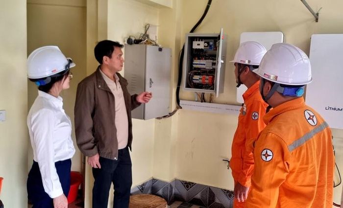 Cán bộ Điện lực Tân Uyên kiểm tra hệ thống điện mặt trời mái nhà tại gia đình ông Nguyễn Hữu Mạnh thôn 15, xã Tân Uyên. Ảnh: Hà Dũng