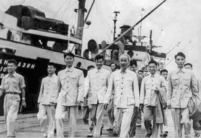 Bác Hồ thăm cảng Hải Phòng ngày 30/5/1957. Ảnh: TTXVN