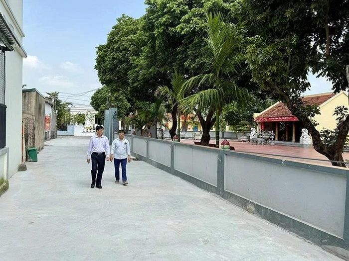 Tuyến đường tổ dân phố Kênh Lâm được đổ bê tông khang trang, đáp ứng nhu cầu đi lại của Nhân dân.