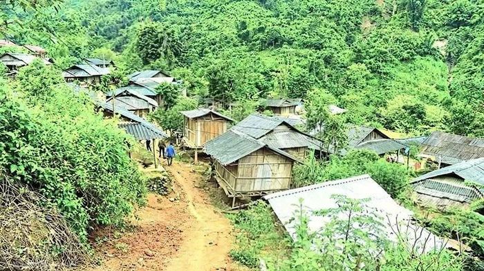 Các bản biên giới thuộc huyện Mường Lát cũ một thời nghèo khó với những mái nhà chênh vênh, hạ tầng thiết yếu chưa có. (Ảnh: Tư liệu)