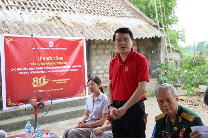 Lãnh đạo Hội Chữ thập đỏ phát biểu tại lễ khởi công.
