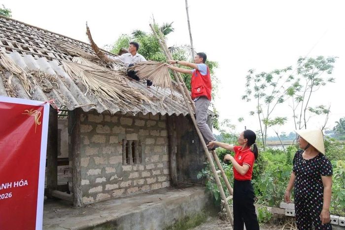 Cán bộ Hội Chữ thập đỏ và người dân hỗ trợ bà Duyên tháo dỡ nhà cũ.