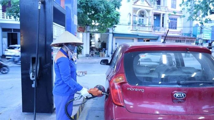 Nhiều người dân còn băn khoăn về mức độ tương thích của nhiên liệu mới đối với các dòng xe đời cũ.