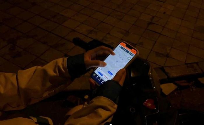 Mỗi thông báo trên điện thoại đồng nghĩa với một cuốc xe mới giữa đêm khuya. Ảnh: Ngọc Khuê