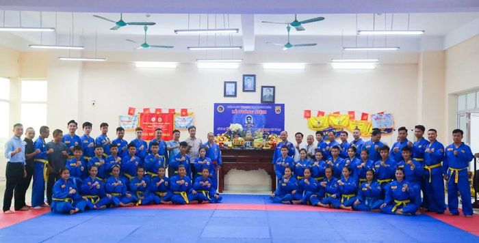Ban chấp hành Liên đoàn Vovinam, các HLV, võ sinh Vovinam tham gia lễ tưởng niệm cố võ sư Nguyễn Lộc.