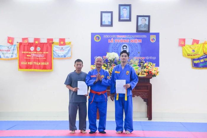 Chủ tịch Liên đoàn Vovinam Thanh Hóa Nguyễn Hồng phong trao quyết định kết nạp hội viên mới.
