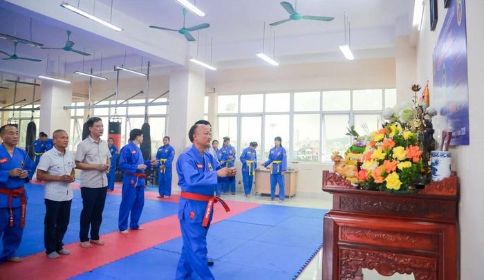 Lãnh đạo Liên đoàn Vovinam Thanh Hóa dâng hương tưởng nhớ cố võ sư Nguyễn Lộc.