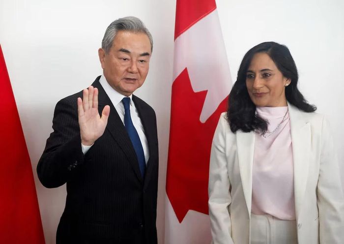 Bộ trưởng Ngoại giao Trung Quốc Vương Nghị và Bộ trưởng Ngoại giao Canada Anita Anand. Ảnh: Reuters