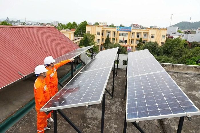 Cán bộ, nhân viên Công ty Điện lực Thanh Hóa tiên phong lắp đặt điện mặt trời mái nhà tự sản xuất, tự tiêu thụ.