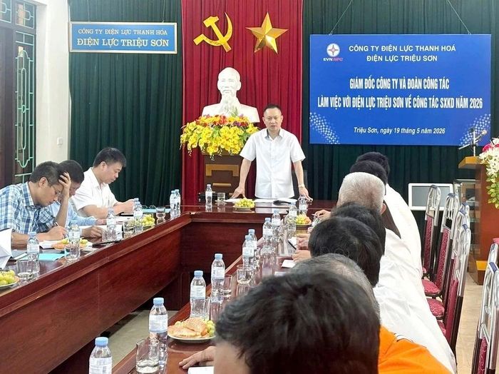 Ông Hoàng Hải, Giám đốc Công ty Điện lực Thanh Hóa yêu cầu các đơn vị điện lực trực thuộc triển khai các giải pháp cấp bách trong bảo đảm an ninh năng lượng mùa nắng nóng 2026.