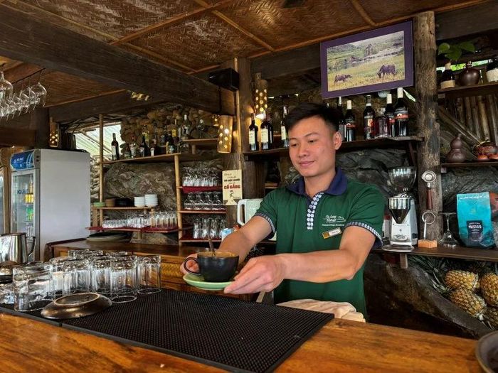 Thanh niên Hà Minh Trí vui mừng vì du lịch địa phương phát triển tạo thêm nhiều việc làm cho người trẻ như mình.