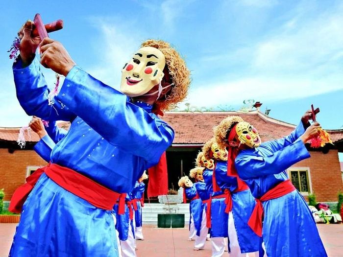 Các vũ công đang biểu diễn trò Xuân Phả