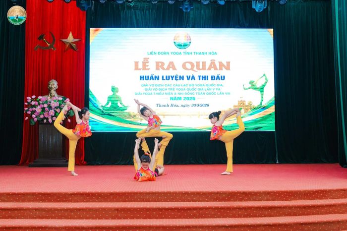Các VĐV Yoga Thanh Hóa trình diễn một số tiết mục đặc sắc trong buổi lễ ra quân.