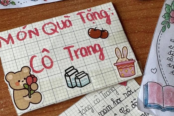 Chẳng cầu kì, kiểu cách nhưng tấm thiệp nhỏ như món quà mùa hạ lấp lánh tình yêu thương, tình cảm cô trò.