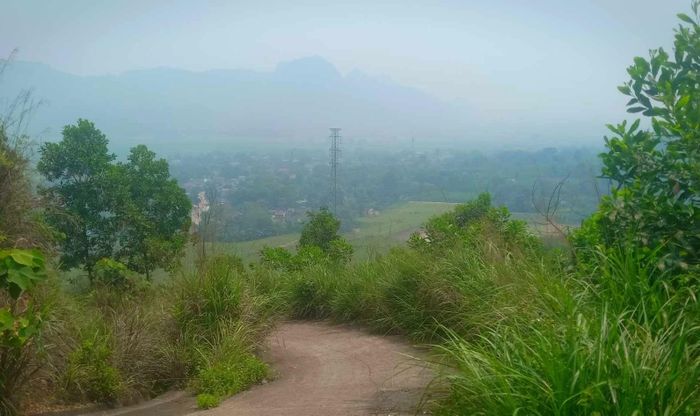 Con đường lên đỉnh núi Pù Mé, phía dưới là các ngôi làng của đồng bào Thái, Mường.