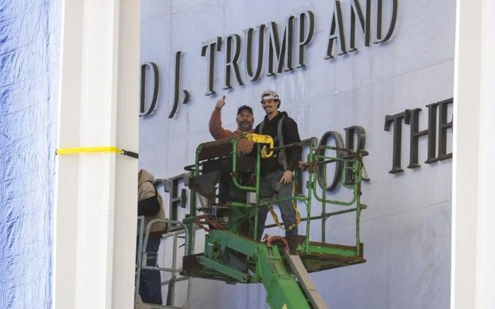 Tên của ông Trump đã được thêm vào tòa nhà hồi tháng 12 năm 2025. Ảnh: AFP