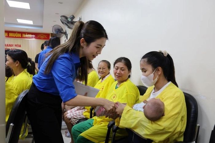 Đồng chí Lê Ngọc Ánh, Tỉnh ủy viên, Bí thư Tỉnh đoàn tặng quà cho bệnh nhi có hoàn cảnh khó khăn.