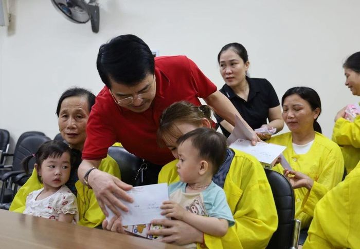 Ông Nguyễn Quốc Thanh, Chủ tịch Hội CTĐ tỉnh tặng quà cho bệnh nhân nhi.