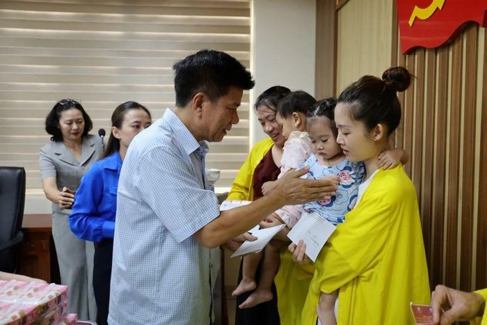 Lãnh đạo Bệnh viện Nhi tặng quà cho bệnh nhân nhi.