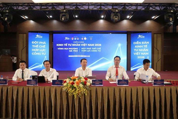 Ông Phan Thiên Định, Chủ tịch UBND tỉnh Hà Tĩnh cùng các lãnh đạo sở ngành đối thoại với các doanh nghiệp tại Diễn đàn Doanh nghiệp tư nhân tỉnh Hà Tĩnh năm 2026. Chủ tịch UBND tỉnh cho biết, năm 2025, Hà Tĩnh đạt mức tăng trưởng kinh tế 8,78%, thuộc nhóm 10 địa phương tăng trưởng cao nhất cả nước; riêng quý 1/2026, tăng trưởng kinh tế đạt 12,42%, đứng đầu cả nước.