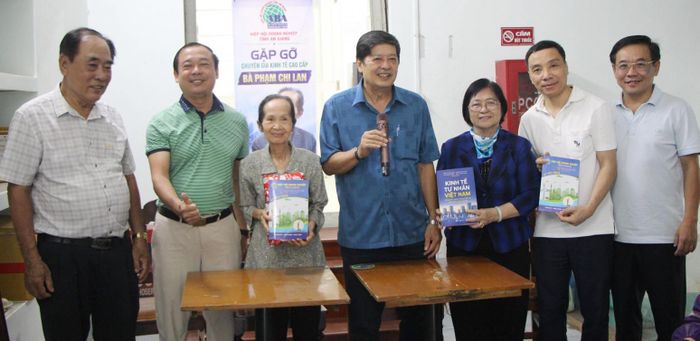 TS. Hồ Việt Hiệp, Chủ tịch Hiệp hội Doanh nghiệp tỉnh An Giang tặng quà cảm ơn bà Phạm Chi Lan và ông Phạm Thế Anh.