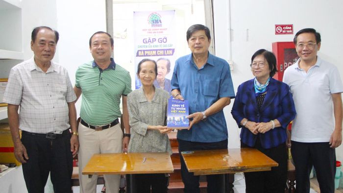 Bà Phạm Chi Lan tặng sách viết về kinh tế tư nhân ở Việt Nam cho Hiệp hội Doanh nghiệp tỉnh An Giang.