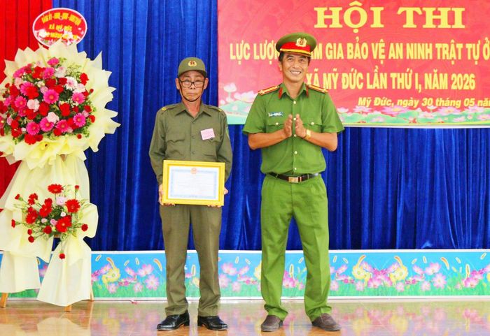 Trao giải cho các đội đoạt thứ hạng cao tại hội thi.
