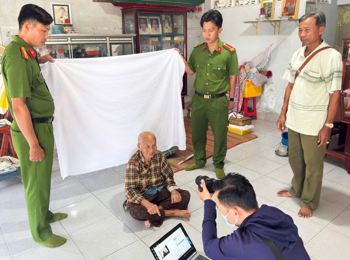 Công an xã Tân Hội đến tận nhà hỗ trợ người cao tuổi khó khăn đi lại làm căn cước.