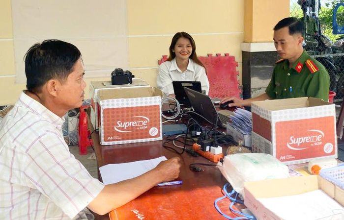 Cuối buổi chiều, người dân vẫn tiếp tục đến trụ sở Công an xã Tân Hội làm thủ tục hành chính. 