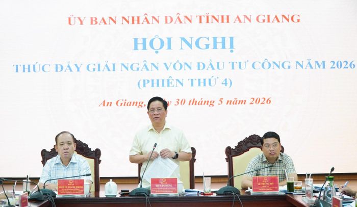 Ủy viên Ban Chấp hành Trung ương Đảng, Phó Bí thư Tỉnh ủy, Chủ tịch UBND tỉnh An Giang Hồ Văn Mừng phát biểu tại hội nghị.