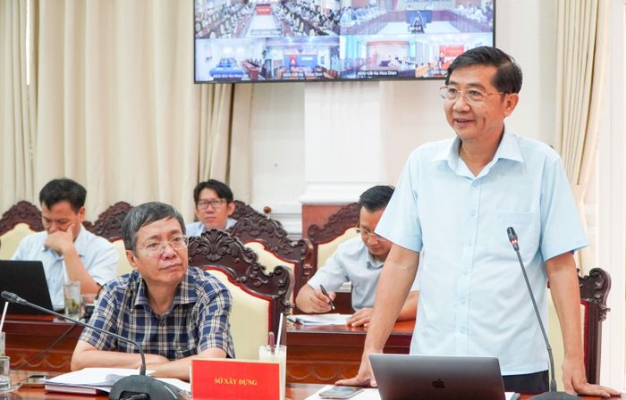Giám đốc Sở Xây dựng tỉnh An Giang Lê Việt Bắc báo cáo tại hội nghị.