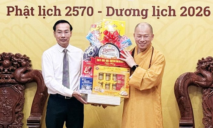Phó Bí thư Thường trực Tỉnh ủy, Chủ tịch HĐND tỉnh An Giang Nguyễn Thanh Nhàn tặng quà chùa Phật Quang.