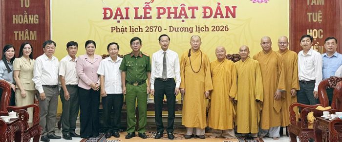 Đoàn công tác chụp ảnh lưu niệm tại chùa Phật Quang.
