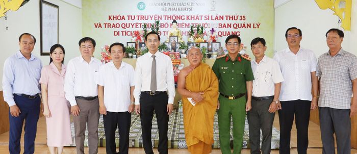 Đoàn công tác chụp ảnh lưu niệm tại Ban Quản lý Di tích Đắc đạo Minh Đăng Quang.