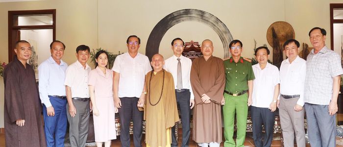 Đoàn công tác chụp ảnh lưu niệm tại chùa Phù Dung.