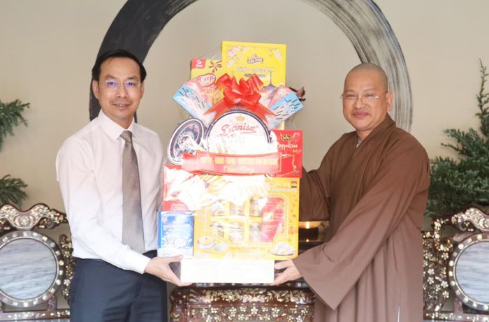 Phó Bí thư Thường trực Tỉnh ủy, Chủ tịch HĐND tỉnh An Giang Nguyễn Thanh Nhàn tặng quà chùa Phù Dung.